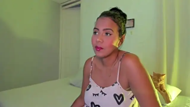 rosaaliiaa1 online show from 10-28-25, 09:03