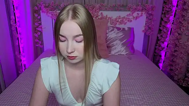 LilyStarlight online show from 06-18-26, 03:49