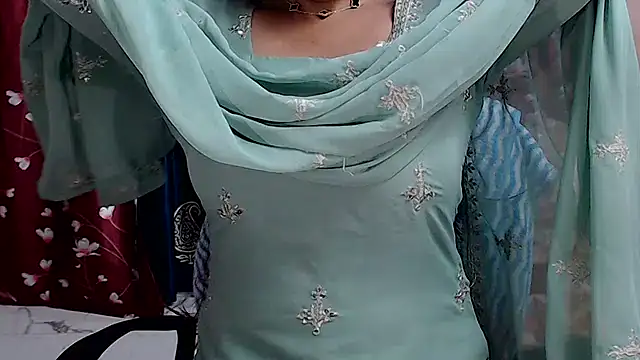 Snapshot of Naiaa-mylove chatting on 06-09-26, 06:25 Naiaa-mylove online show from 06-09-26, 06:25
