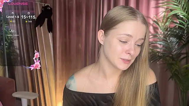 Snapshot of 01_lili_01 chatting on 09-15-25, 10:59 01 lili 01 online show from 09-15-25, 10:59