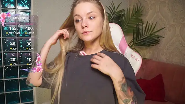 Snapshot of 01_lili_01 chatting on 12-04-24, 02:20 01 lili 01 online show from 12-04-24, 02:20