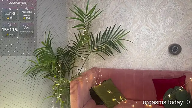 Snapshot of 01_lili_01 chatting on 12-30-24, 09:59 01 lili 01 online show from 12-30-24, 09:59