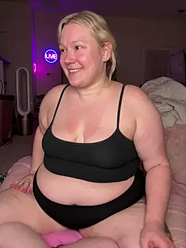 Snapshot of PiggyRose chatting on 04-28-26, 02:27 PiggyRose online show from 04-28-26, 02:27