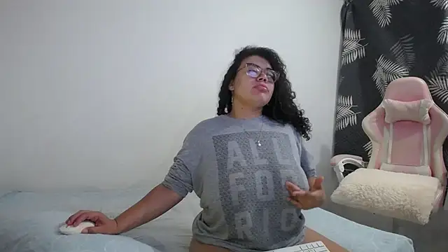 Snapshot of mabigomez00 chatting on 10-17-25, 12:36 mabigomez00 online show from 10-17-25, 12:36