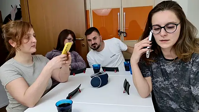 Tinas5 online show from 11-28-25, 08:42