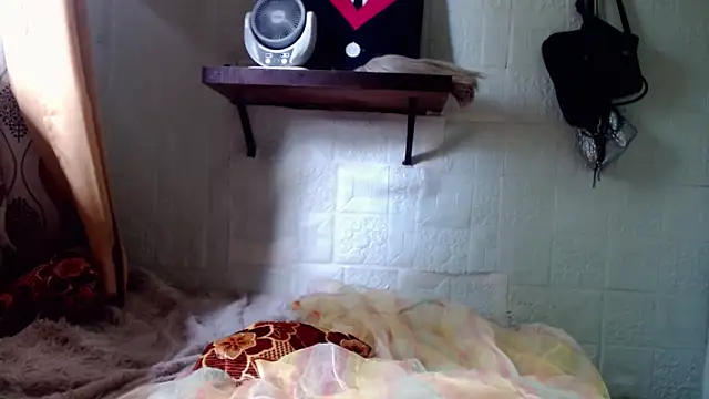 Snapshot of alondra_marie23 chatting on 10-21-25, 05:29 alondra marie23 online show from 10-21-25, 05:29