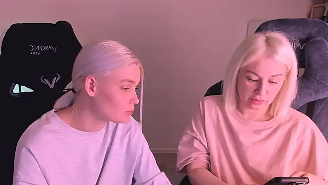 Snapshot of hotblonds chatting on 01-27-25, 05:26 hotblonds online show from 01-27-25, 05:26