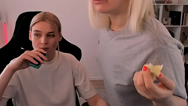 Snapshot of hotblonds chatting on 03-10-25, 10:18 hotblonds online show from 03-10-25, 10:18