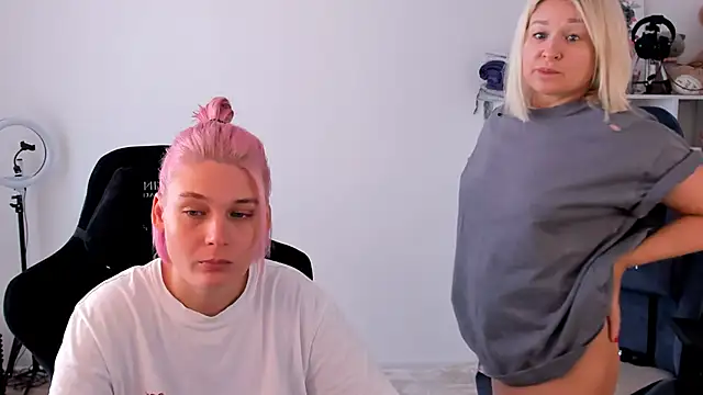 Snapshot of hotblonds chatting on 09-25-25, 10:32 hotblonds online show from 09-25-25, 10:32