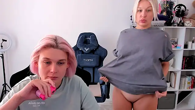 Snapshot of hotblonds chatting on 10-09-25, 11:11 hotblonds online show from 10-09-25, 11:11