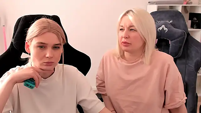 Snapshot of hotblonds chatting on 03-07-25, 02:01 hotblonds online show from 03-07-25, 02:01