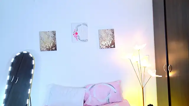 SarahCinnamon- online show from 04-25-26, 02:25