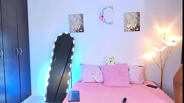 SarahCinnamon- online show from 06-09-26, 04:52