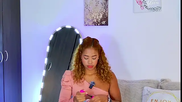 SarahCinnamon- online show from 06-26-26, 04:46