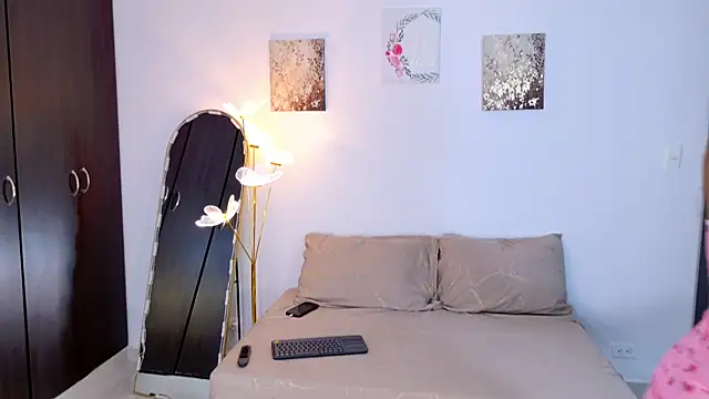 SarahCinnamon- online show from 04-21-26, 08:37