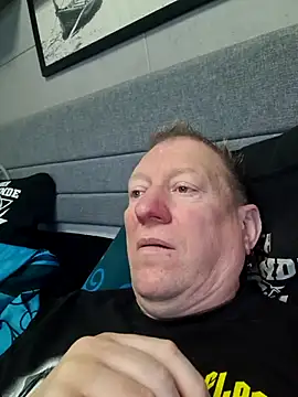 Snapshot of tomtom111111 chatting on 10-18-25, 11:45 tomtom111111 online show from 10-18-25, 11:45