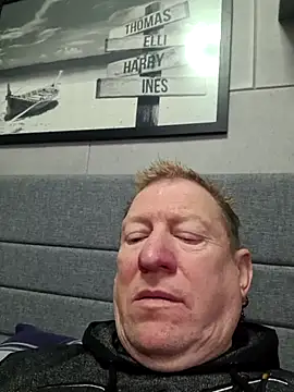 Snapshot of tomtom111111 chatting on 11-30-25, 11:22 tomtom111111 online show from 11-30-25, 11:22