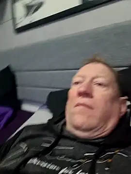 Snapshot of tomtom111111 chatting on 11-28-25, 01:22 tomtom111111 online show from 11-28-25, 01:22