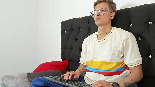 A sexy couple   online show from 10-05-25, 09:16