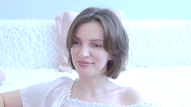 Snapshot of Beauty_Alex chatting on 05-18-26, 04:07 Beauty Alex online show from 05-18-26, 04:07