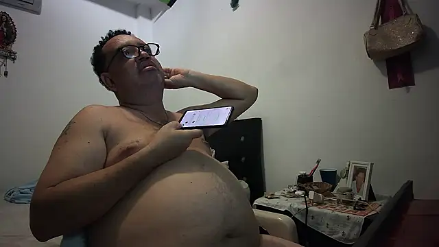 Snapshot of djtomxxx2777 chatting on 10-11-25, 01:17 djtomxxx2777 online show from 10-11-25, 01:17