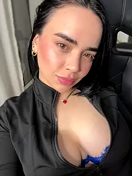 Snapshot of GeorginaJones chatting on 10-14-25, 01:28 GeorginaJones online show from 10-14-25, 01:28