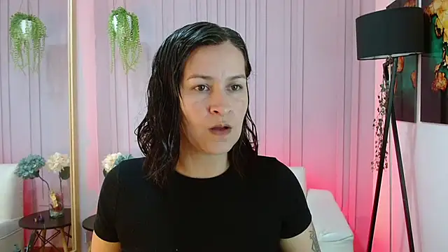 Snapshot of Britney_taylor_ chatting on 02-05-25, 06:59 Britney taylor online show from 02-05-25, 06:59