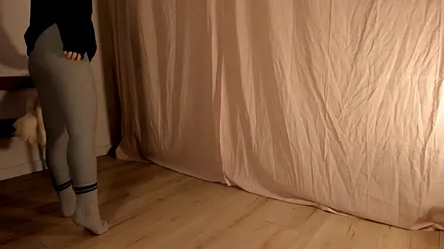 hee jeen online show from 02-21-25, 04:05