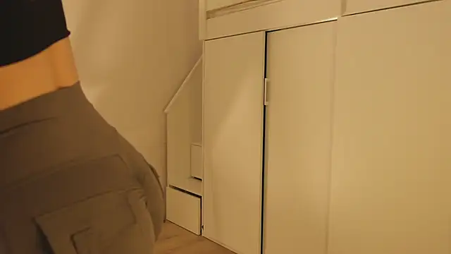 hee jeen online show from 12-15-24, 01:54