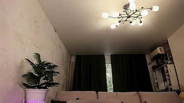 Snapshot of Mira_Xo_ chatting on 09-20-25, 12:32 Mira Xo online show from 09-20-25, 12:32