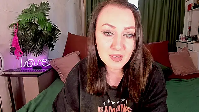 Snapshot of Mira_Xo_ chatting on 11-03-25, 11:03 Mira Xo online show from 11-03-25, 11:03