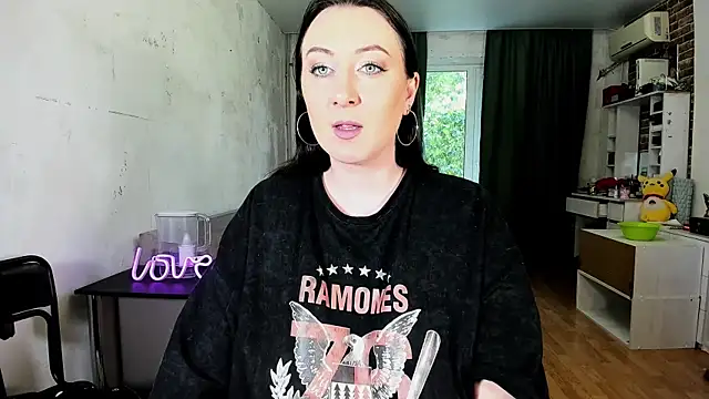 Snapshot of Mira_Xo_ chatting on 10-18-25, 10:17 Mira Xo online show from 10-18-25, 10:17