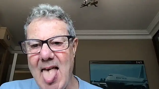 Snapshot of Oldpistolpete chatting on 11-02-25, 01:05 Oldpistolpete online show from 11-02-25, 01:05