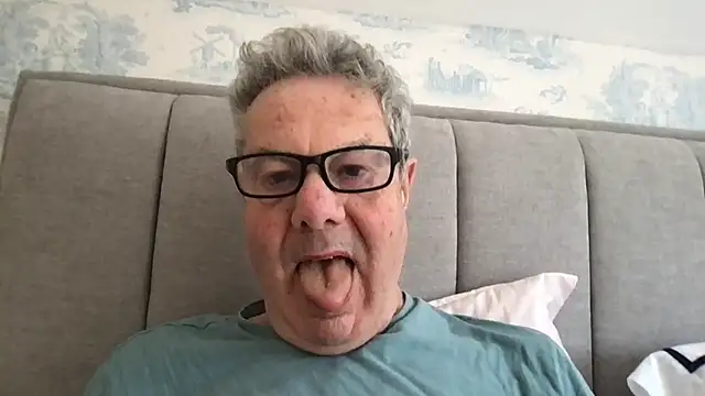 Snapshot of Oldpistolpete chatting on 04-21-26, 07:26 Oldpistolpete online show from 04-21-26, 07:26