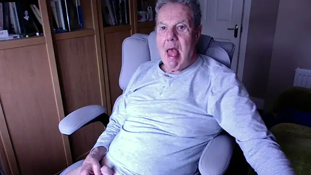 Snapshot of Oldpistolpete chatting on 04-15-26, 08:53 Oldpistolpete online show from 04-15-26, 08:53