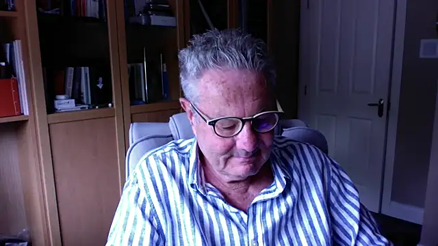 Snapshot of Oldpistolpete chatting on 06-26-26, 10:54 Oldpistolpete online show from 06-26-26, 10:54