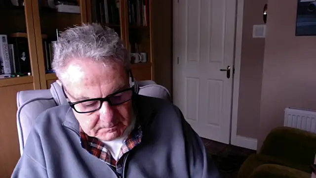 Snapshot of Oldpistolpete chatting on 02-08-26, 03:21 Oldpistolpete online show from 02-08-26, 03:21