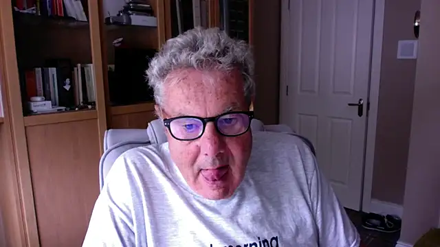 Snapshot of Oldpistolpete chatting on 07-21-26, 09:10 Oldpistolpete online show from 07-21-26, 09:10