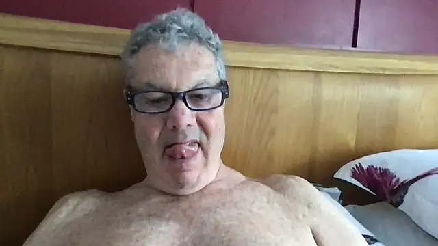 Snapshot of Oldpistolpete chatting on 05-06-26, 08:51 Oldpistolpete online show from 05-06-26, 08:51