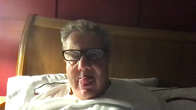 Snapshot of Oldpistolpete chatting on 10-09-25, 11:27 Oldpistolpete online show from 10-09-25, 11:27