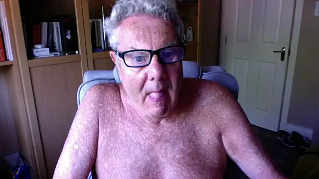Snapshot of Oldpistolpete chatting on 05-28-26, 09:06 Oldpistolpete online show from 05-28-26, 09:06