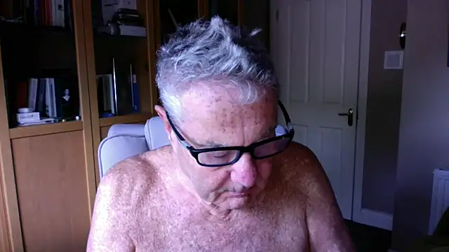 Snapshot of Oldpistolpete chatting on 06-12-26, 09:40 Oldpistolpete online show from 06-12-26, 09:40