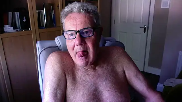 Snapshot of Oldpistolpete chatting on 07-06-26, 08:54 Oldpistolpete online show from 07-06-26, 08:54