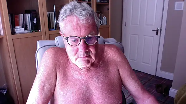 Snapshot of Oldpistolpete chatting on 06-25-26, 05:07 Oldpistolpete online show from 06-25-26, 05:07