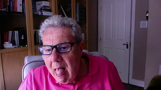 Snapshot of Oldpistolpete chatting on 05-11-26, 12:50 Oldpistolpete online show from 05-11-26, 12:50