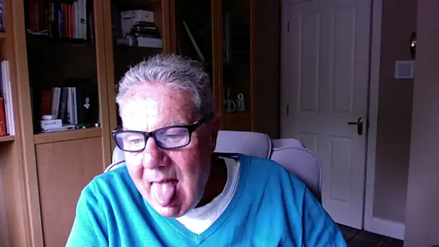 Snapshot of Oldpistolpete chatting on 06-11-26, 08:55 Oldpistolpete online show from 06-11-26, 08:55