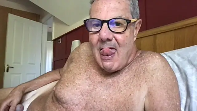 Snapshot of Oldpistolpete chatting on 06-17-26, 09:08 Oldpistolpete online show from 06-17-26, 09:08
