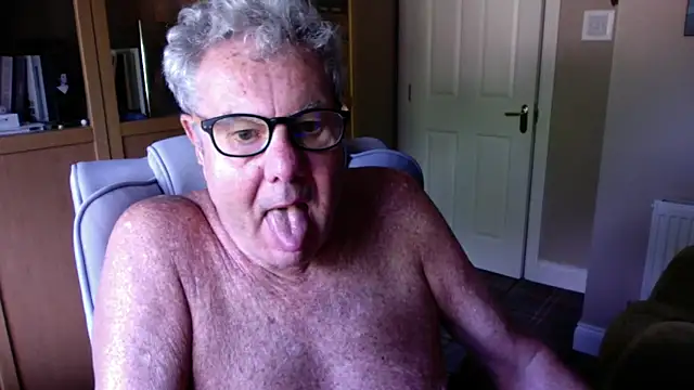 Snapshot of Oldpistolpete chatting on 06-08-26, 08:26 Oldpistolpete online show from 06-08-26, 08:26