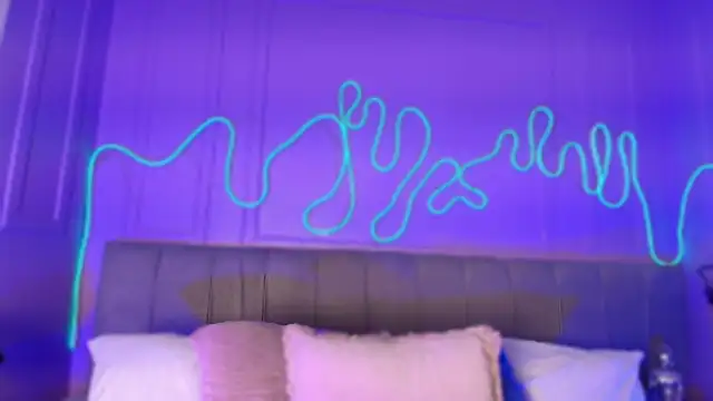 Snapshot of Sofly_s chatting on 06-10-26, 11:44 Sofly s online show from 06-10-26, 11:44