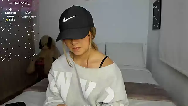 sophi mooreno online show from 10-28-25, 11:36